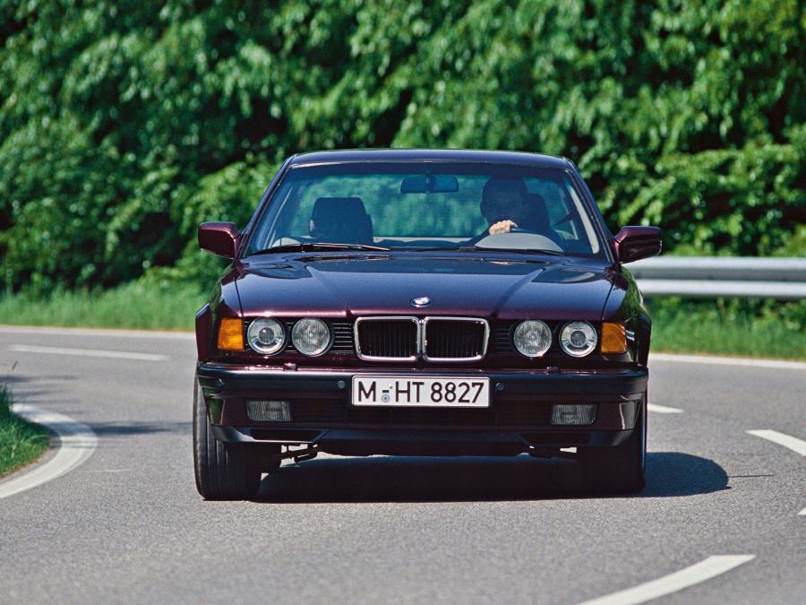  BMW 740i 1992 года  (фото 4 из 8)